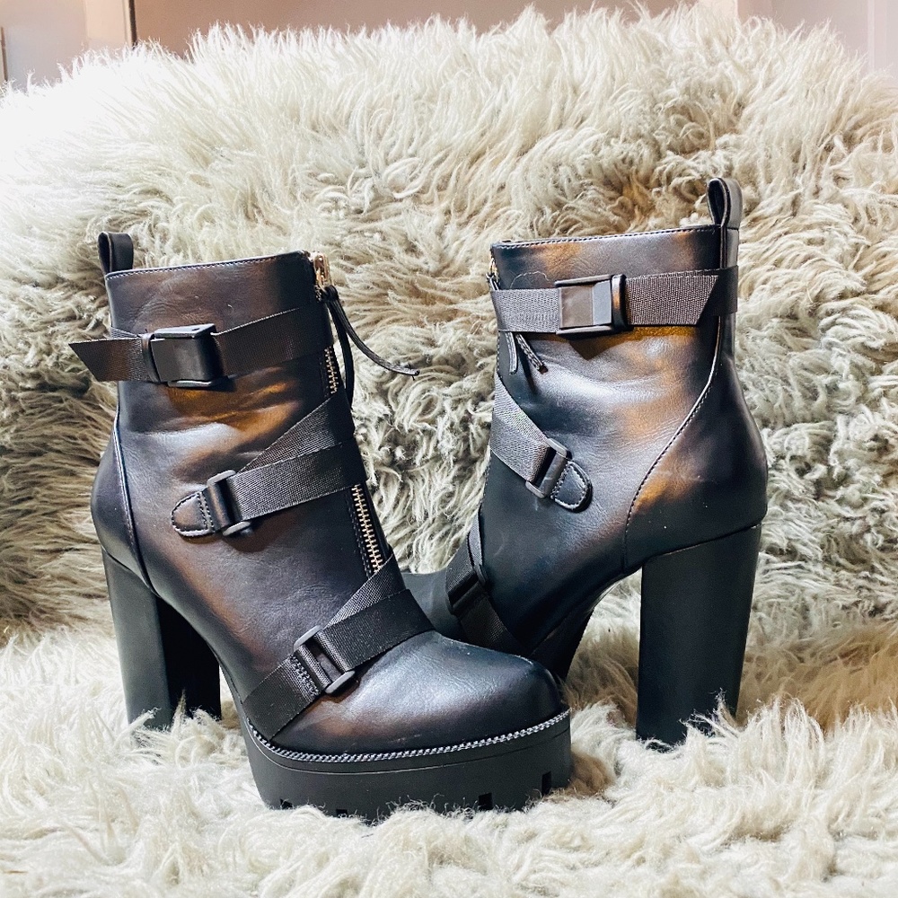 BLACK BLOCK HEEL PUMPS